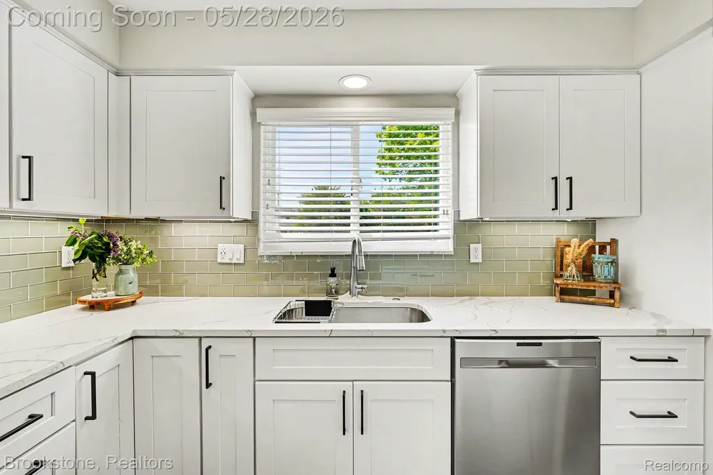 2564 Rainbow Drive Troy City MI 48083