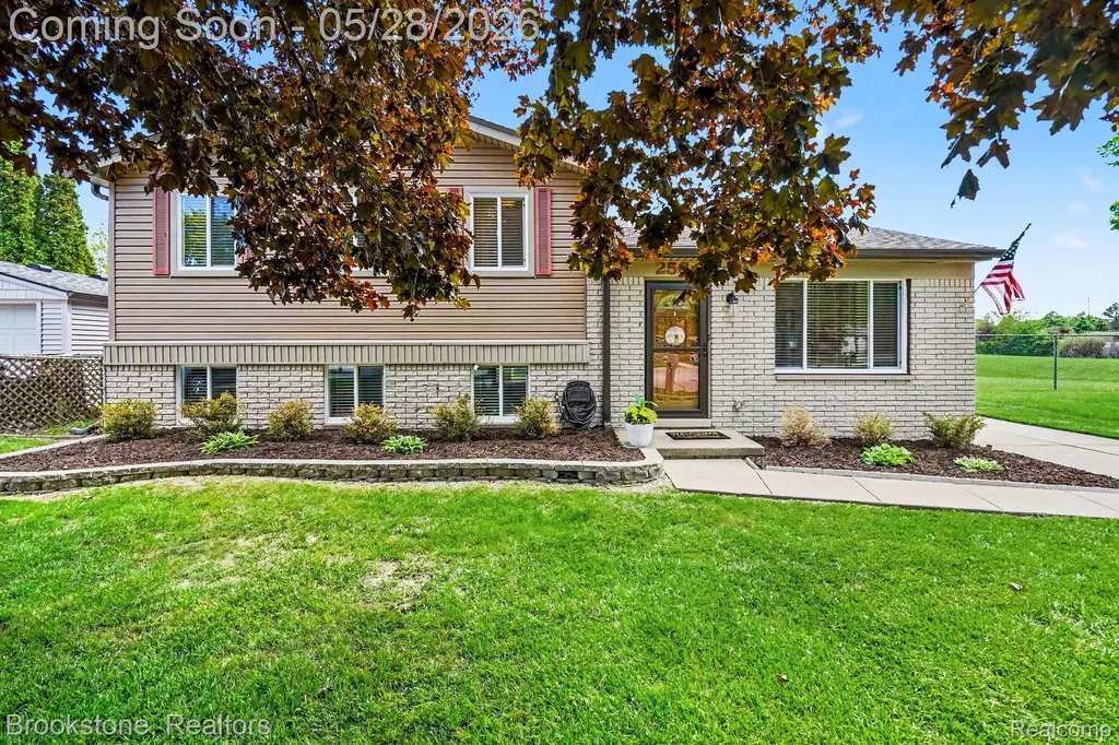 2564 Rainbow Drive Troy City MI 48083