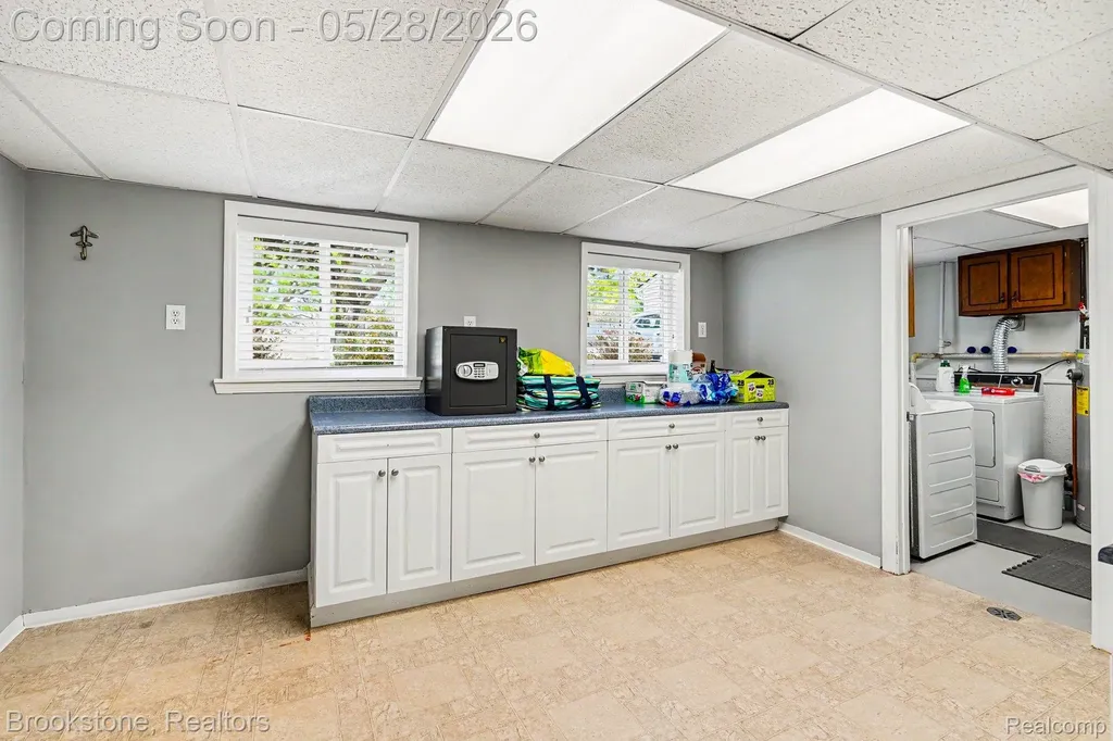 2564 Rainbow Drive Troy City MI 48083