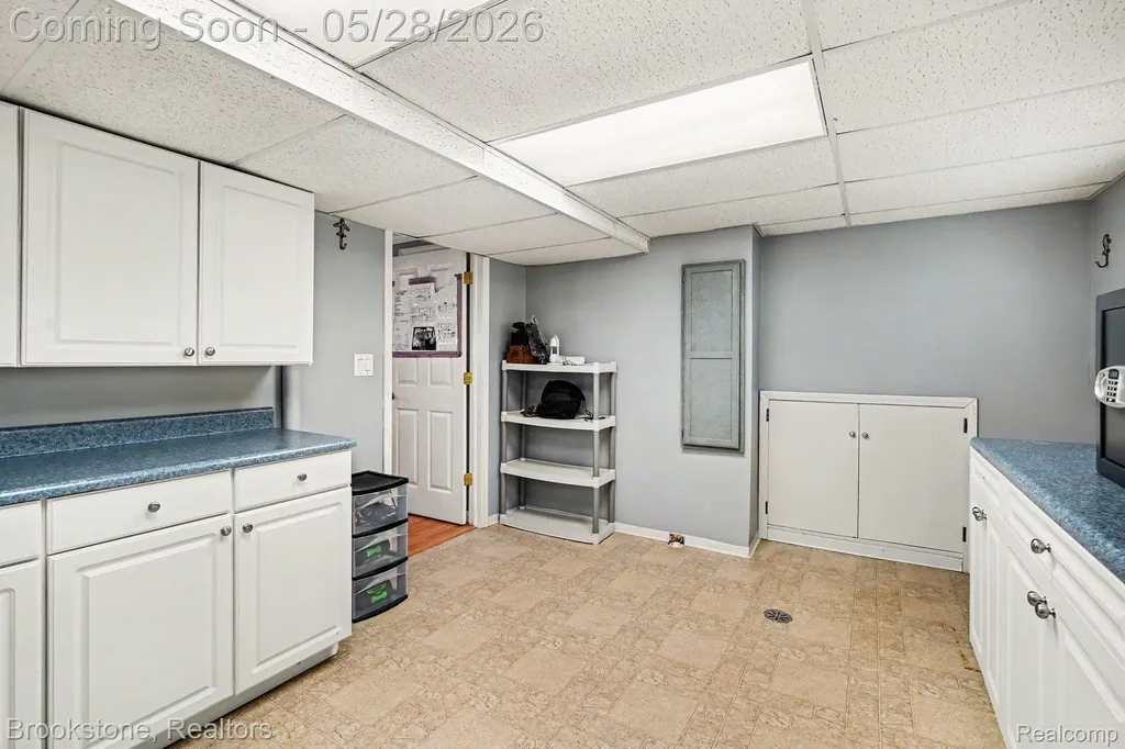 2564 Rainbow Drive Troy City MI 48083