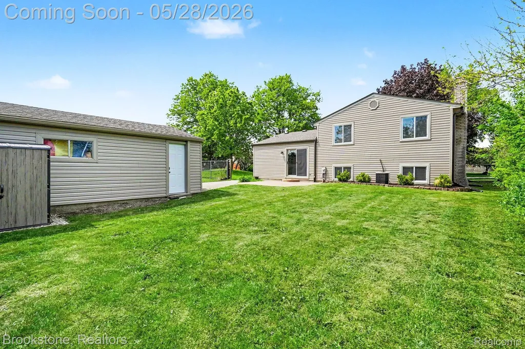 2564 Rainbow Drive Troy City MI 48083