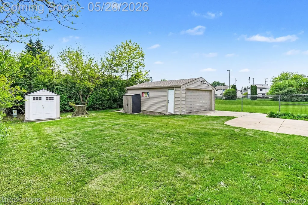 2564 Rainbow Drive Troy City MI 48083