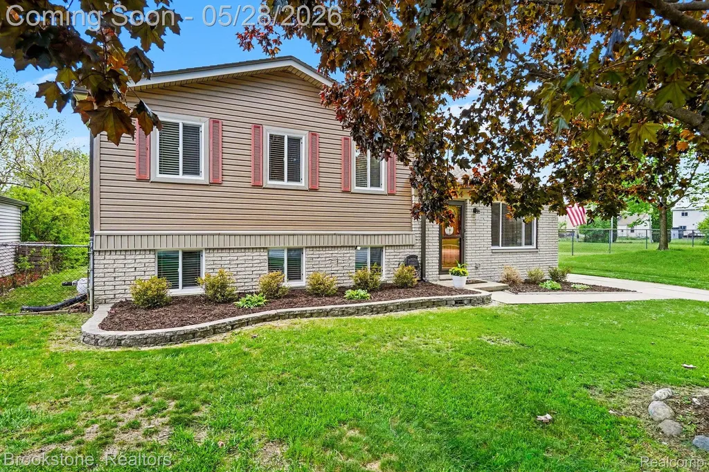 2564 Rainbow Drive Troy City MI 48083