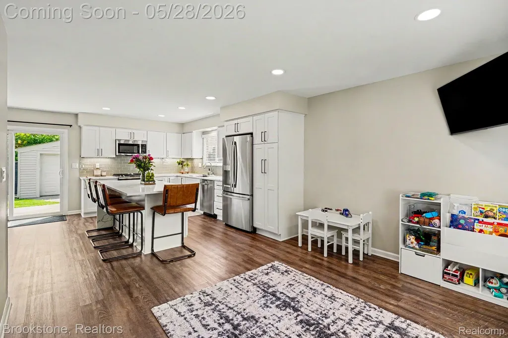 2564 Rainbow Drive Troy City MI 48083
