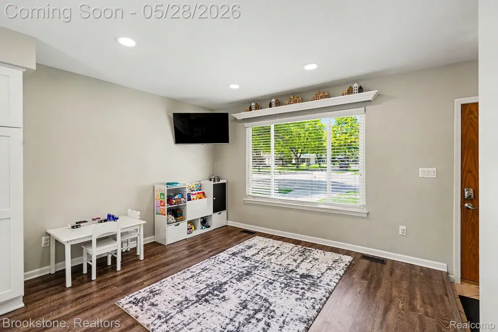 2564 Rainbow Drive Troy City MI 48083