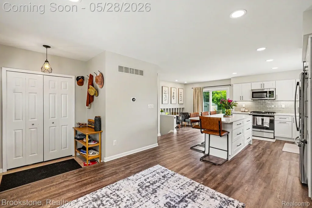 2564 Rainbow Drive Troy City MI 48083
