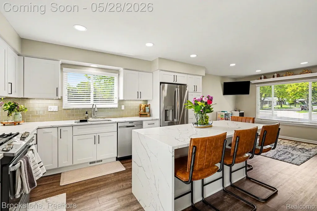 2564 Rainbow Drive Troy City MI 48083
