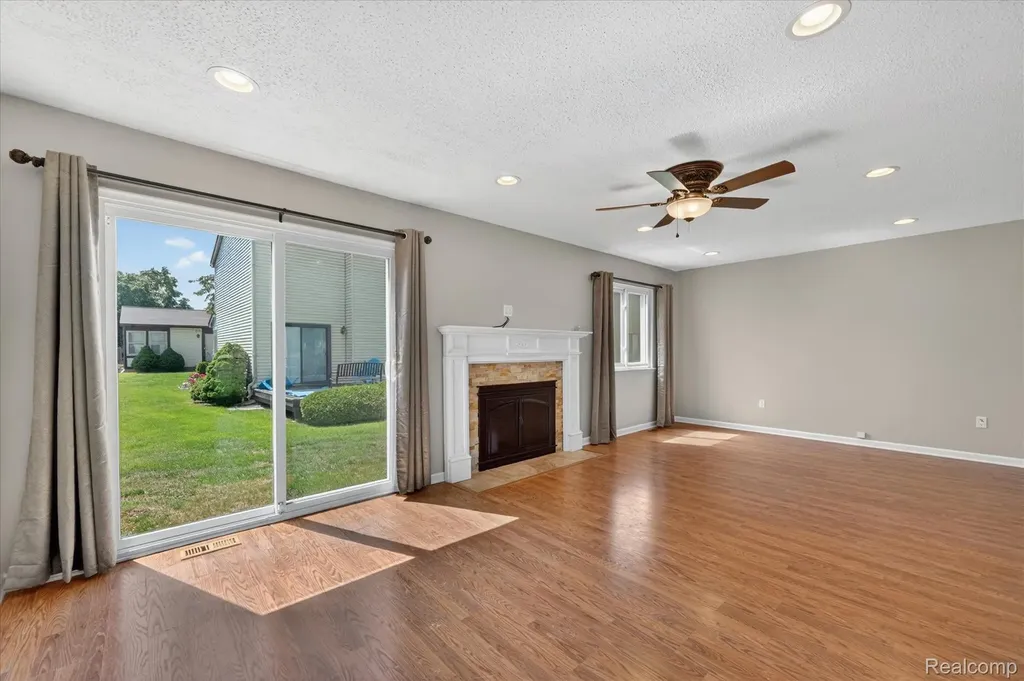 2824 Roundtree Drive Troy City MI 48083