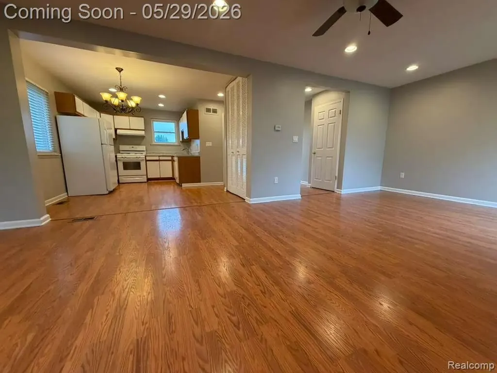2824 S Roundtree Drive Troy City MI 48083