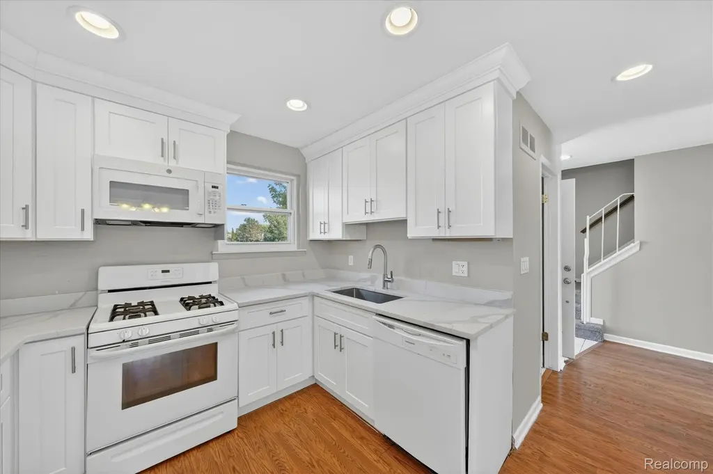 2824 Roundtree Drive Troy City MI 48083