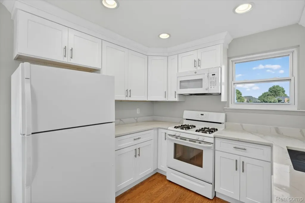 2824 Roundtree Drive Troy City MI 48083