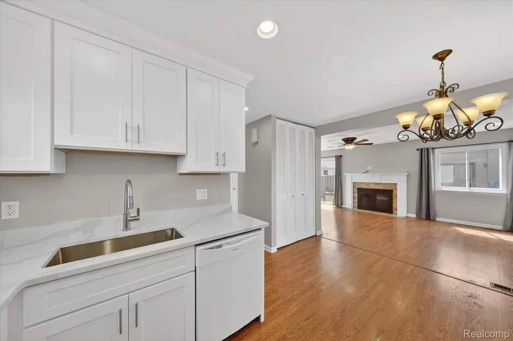 2824 Roundtree Drive Troy City MI 48083