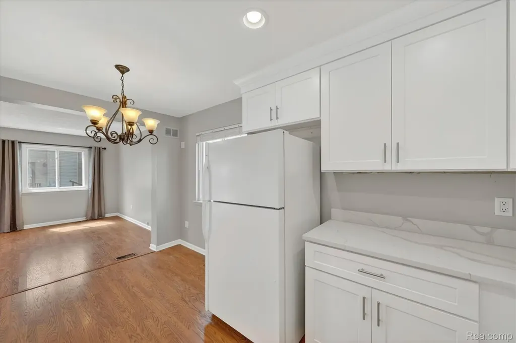 2824 Roundtree Drive Troy City MI 48083