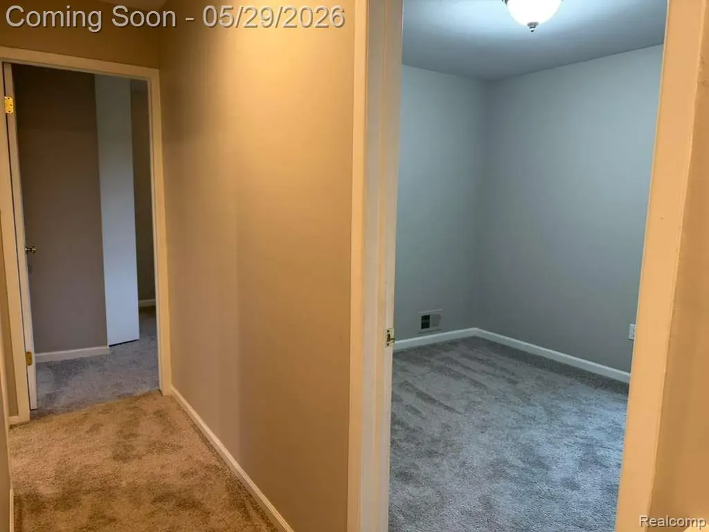 2824 S Roundtree Drive Troy City MI 48083