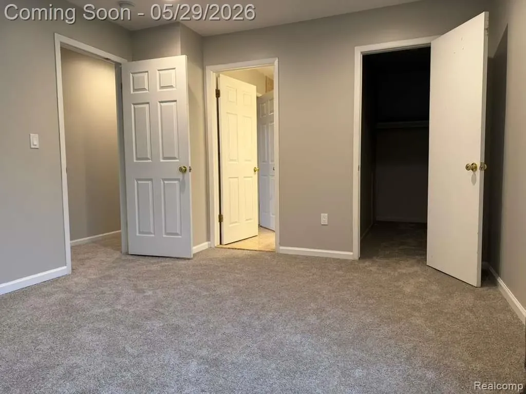 2824 S Roundtree Drive Troy City MI 48083