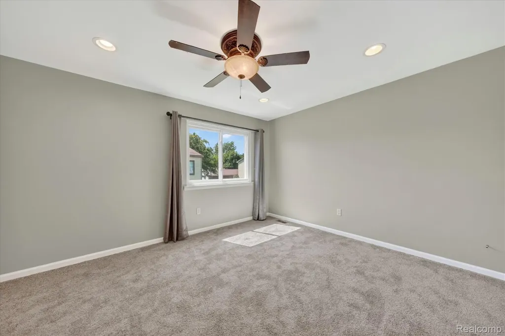 2824 Roundtree Drive Troy City MI 48083