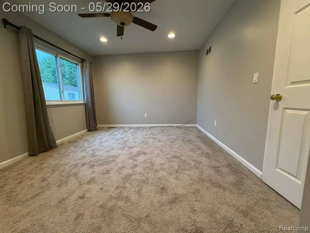 2824 S Roundtree Drive Troy City MI 48083