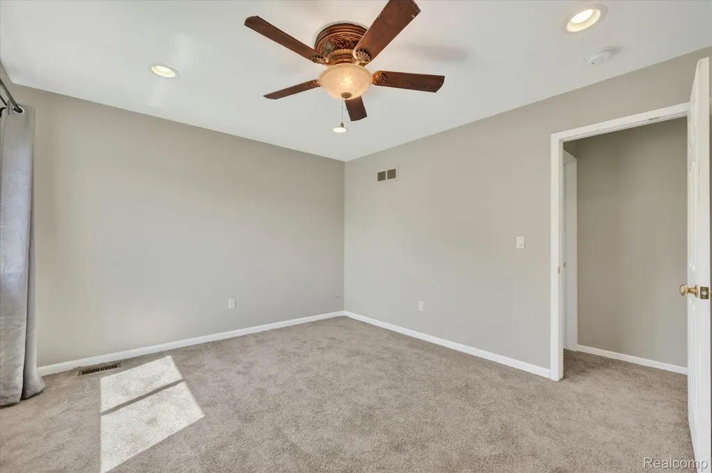 2824 Roundtree Drive Troy City MI 48083