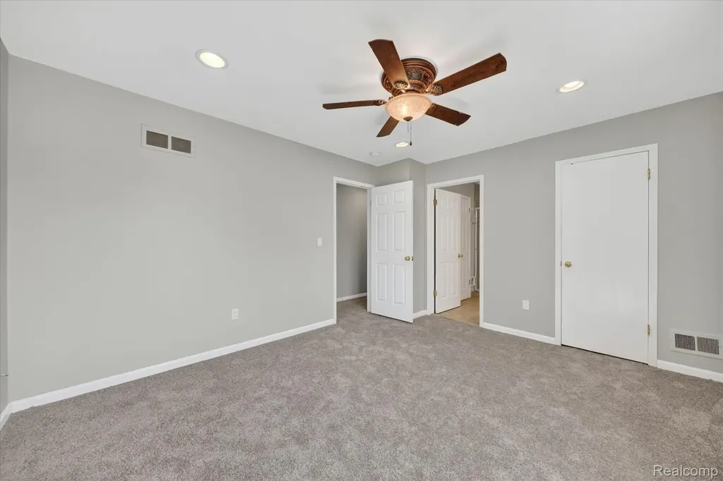 2824 Roundtree Drive Troy City MI 48083