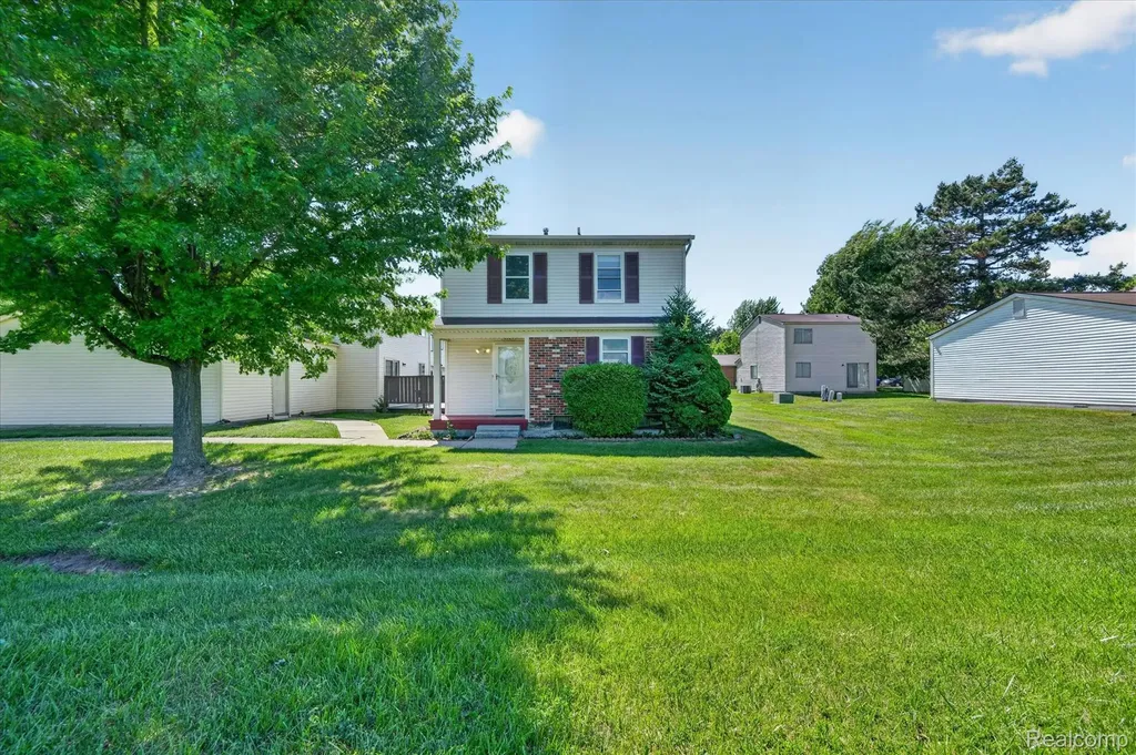 2824 Roundtree Drive Troy City MI 48083