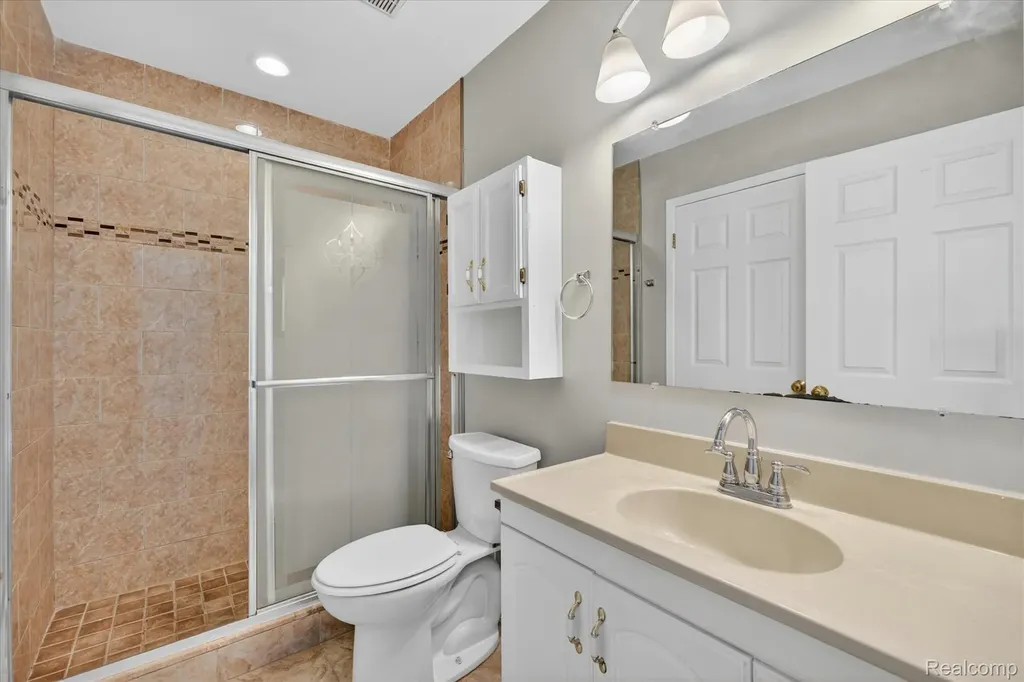 2824 Roundtree Drive Troy City MI 48083