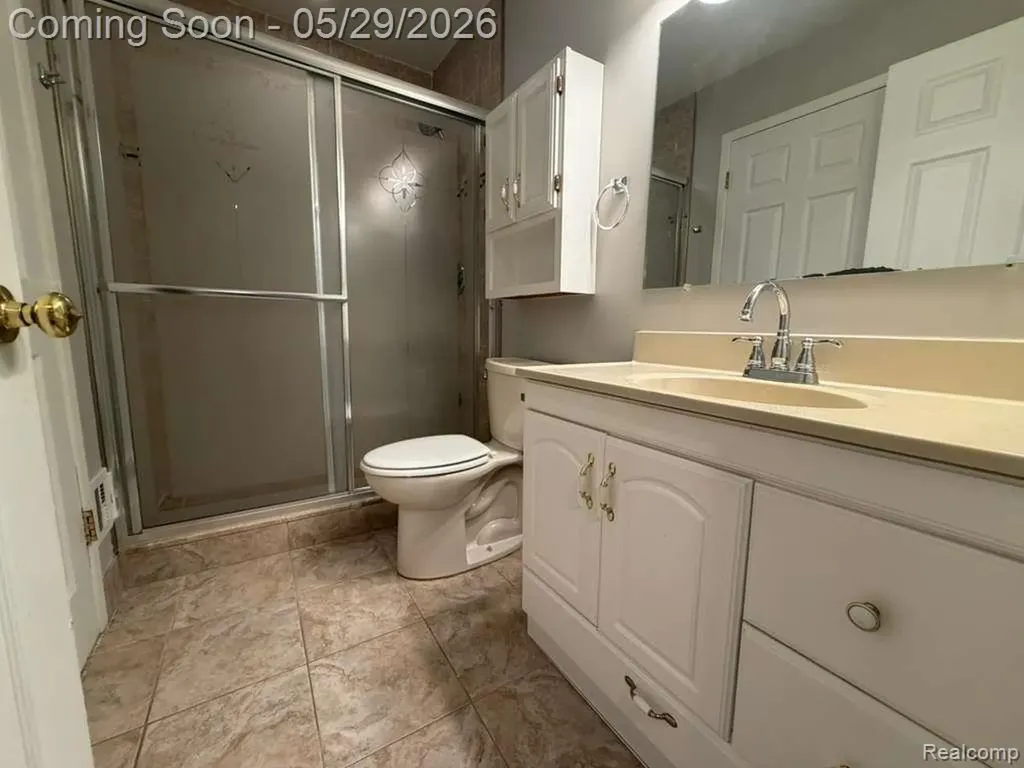 2824 S Roundtree Drive Troy City MI 48083