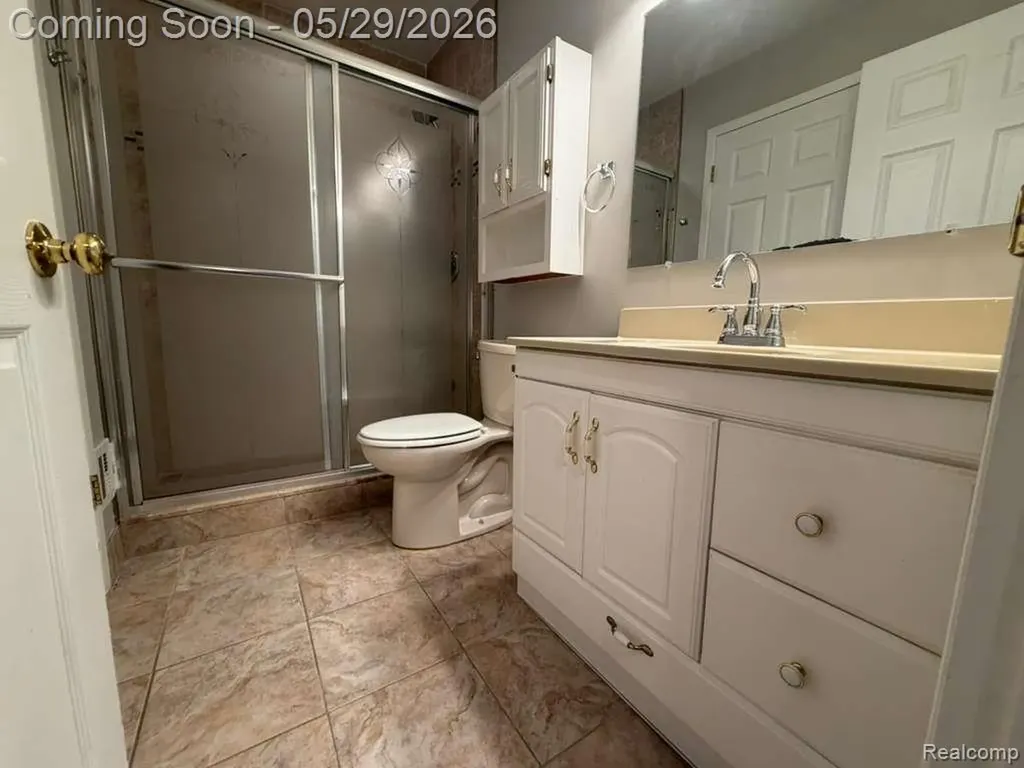2824 Roundtree Drive Troy City MI 48083