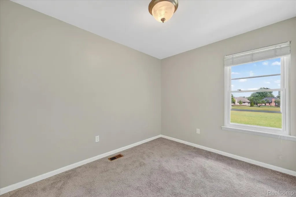 2824 Roundtree Drive Troy City MI 48083