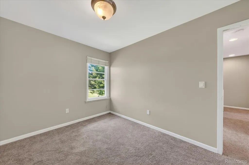 2824 Roundtree Drive Troy City MI 48083