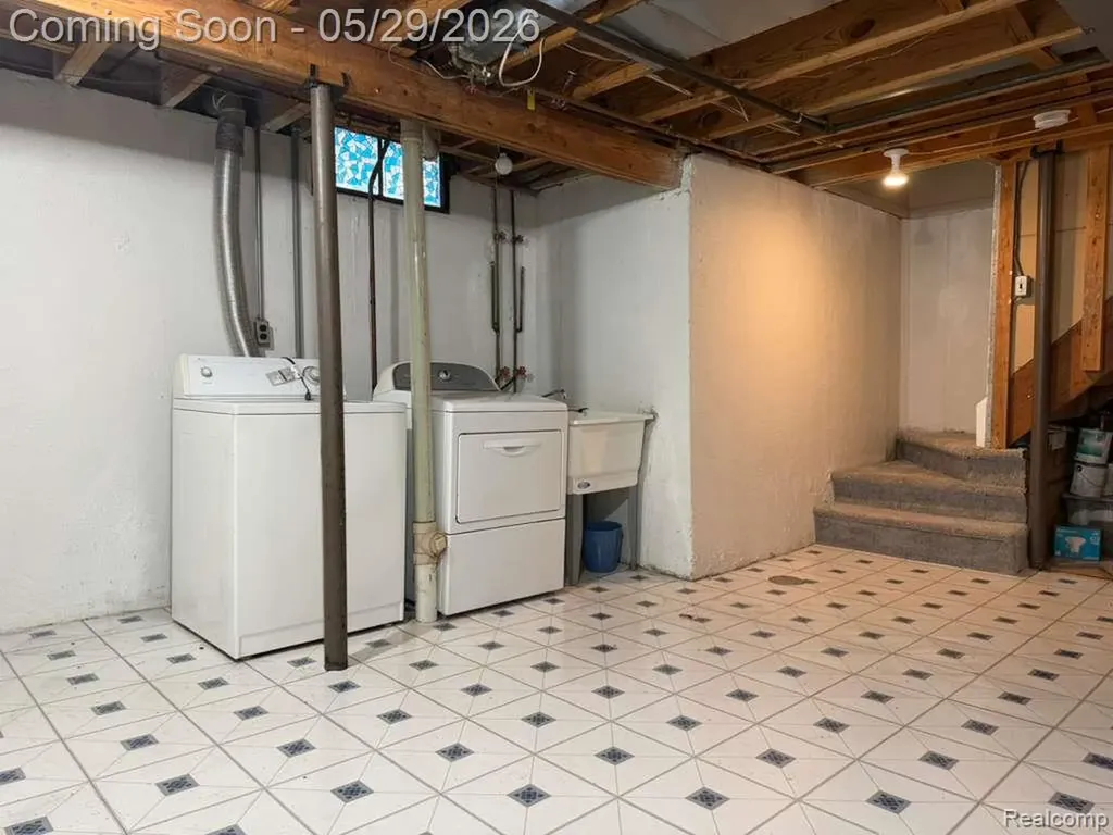 2824 Roundtree Drive Troy City MI 48083