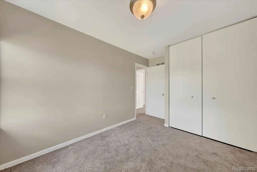 2824 Roundtree Drive Troy City MI 48083