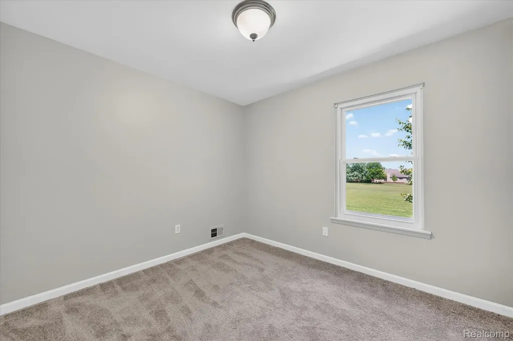 2824 Roundtree Drive Troy City MI 48083