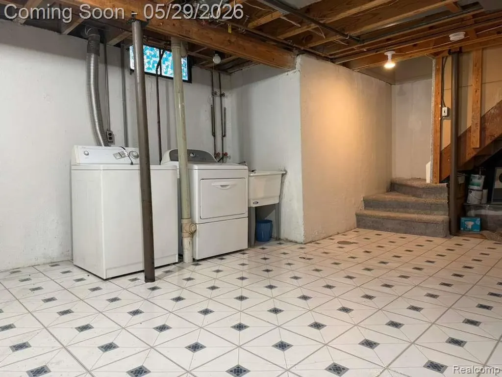 2824 Roundtree Drive Troy City MI 48083