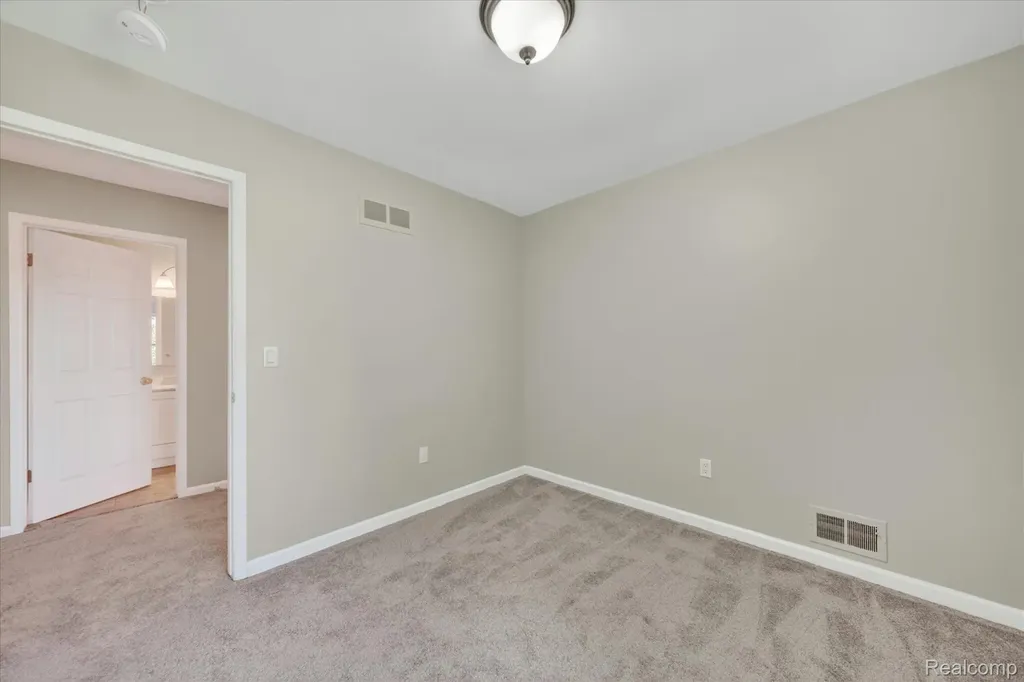 2824 Roundtree Drive Troy City MI 48083