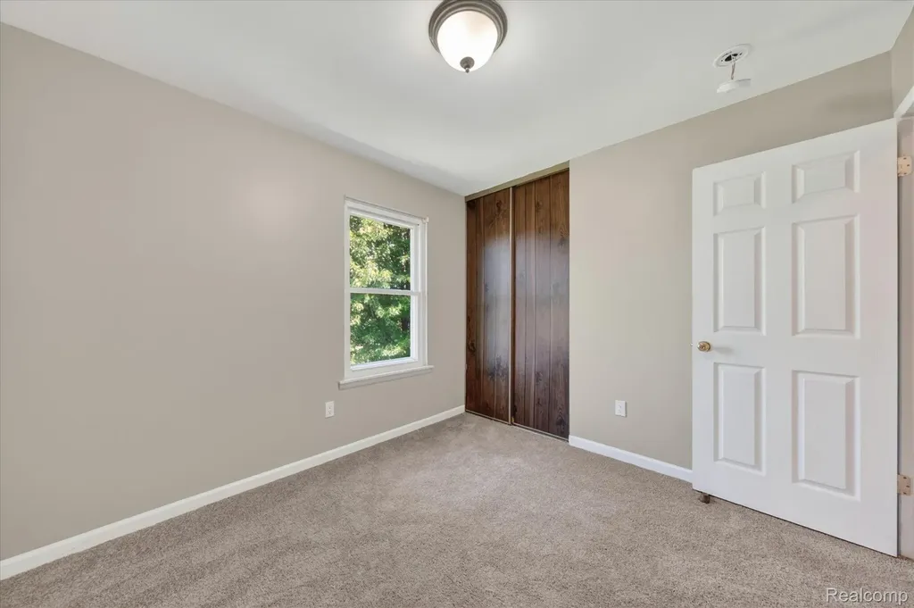 2824 Roundtree Drive Troy City MI 48083