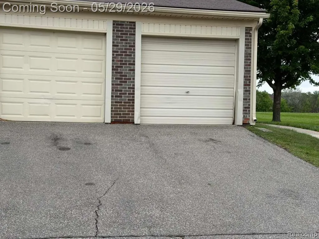 2824 S Roundtree Drive Troy City MI 48083