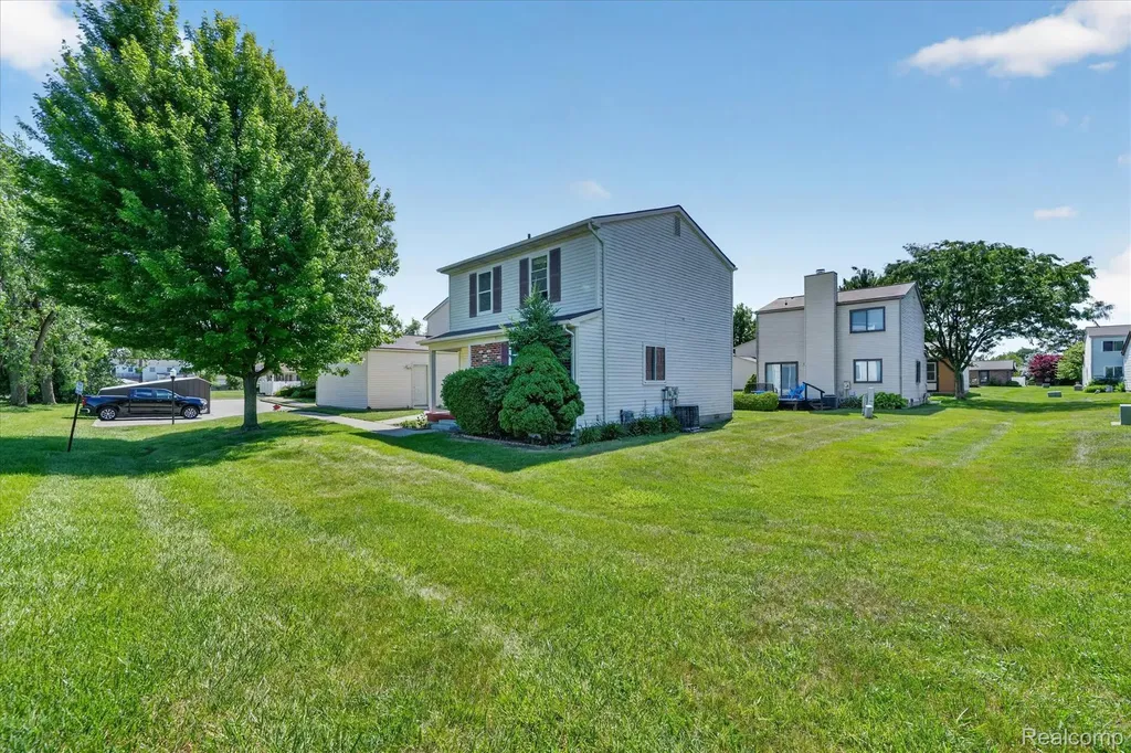 2824 Roundtree Drive Troy City MI 48083