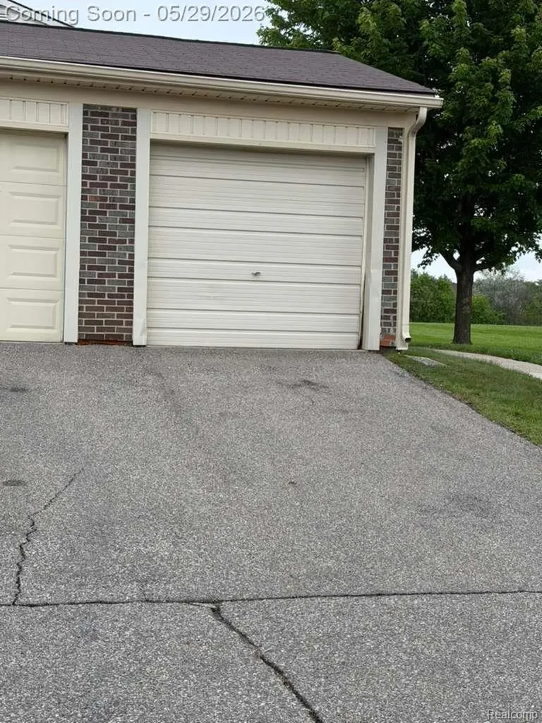 2824 Roundtree Drive Troy City MI 48083