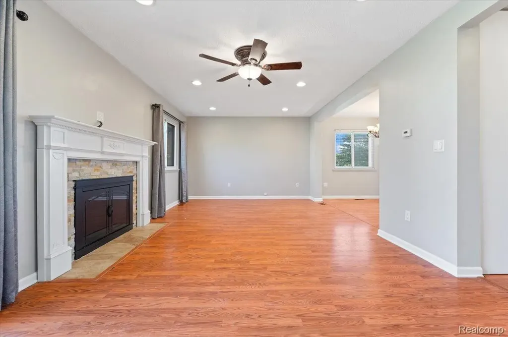 2824 Roundtree Drive Troy City MI 48083