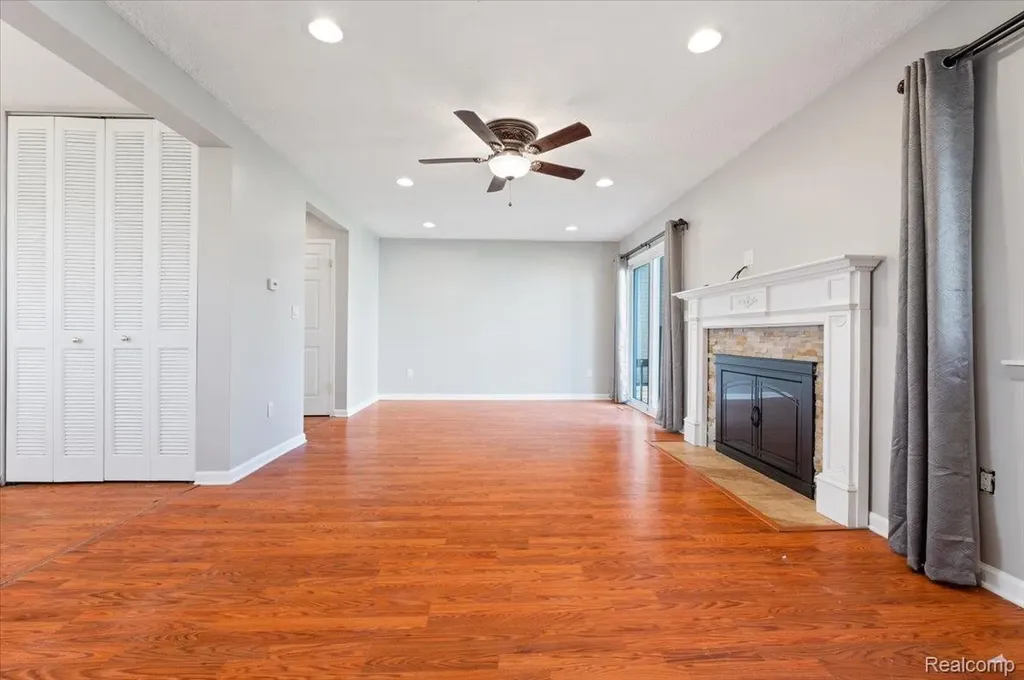 2824 Roundtree Drive Troy City MI 48083
