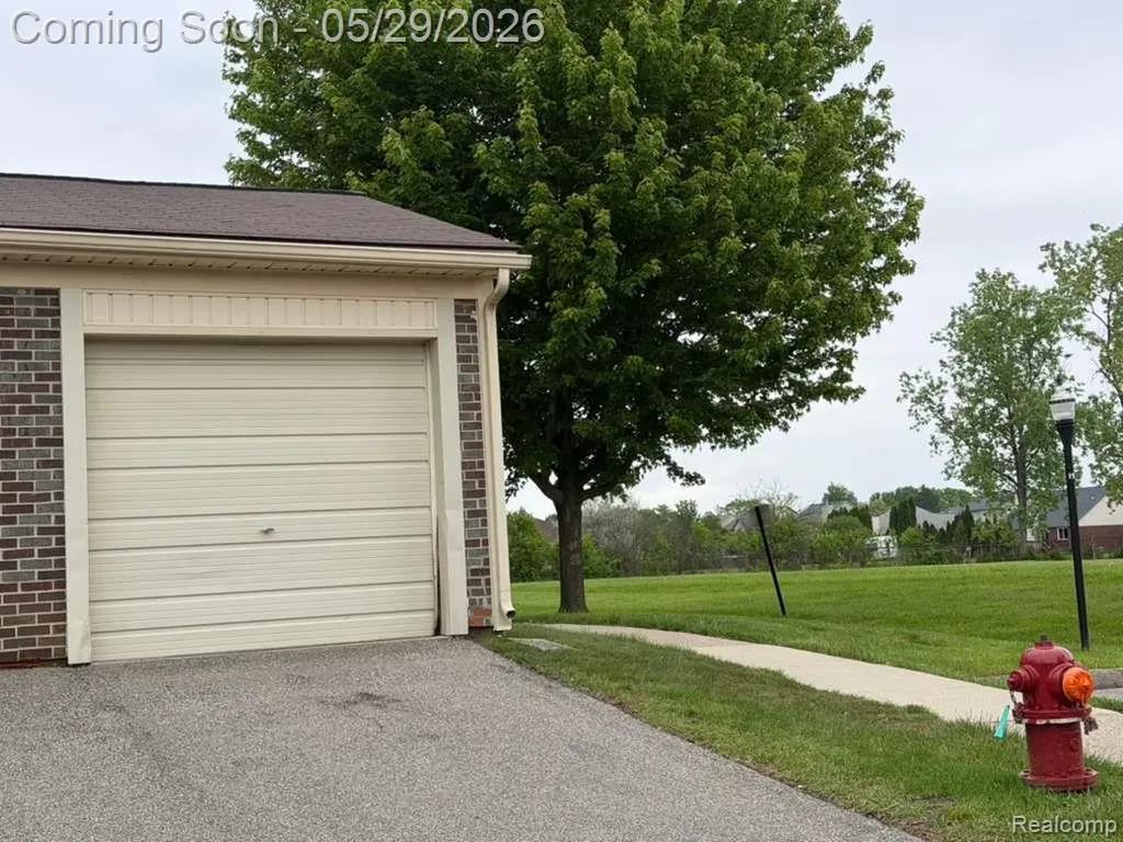 2824 S Roundtree Drive Troy City MI 48083
