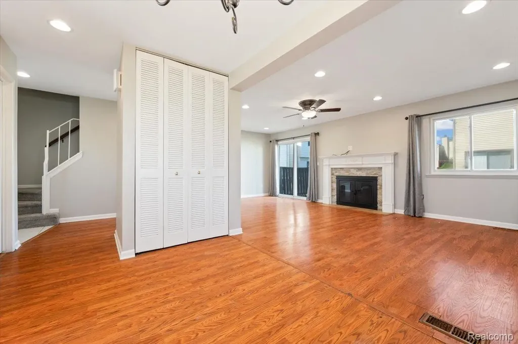 2824 Roundtree Drive Troy City MI 48083