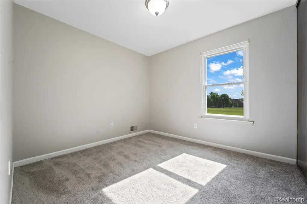 2824 Roundtree Drive Troy City MI 48083