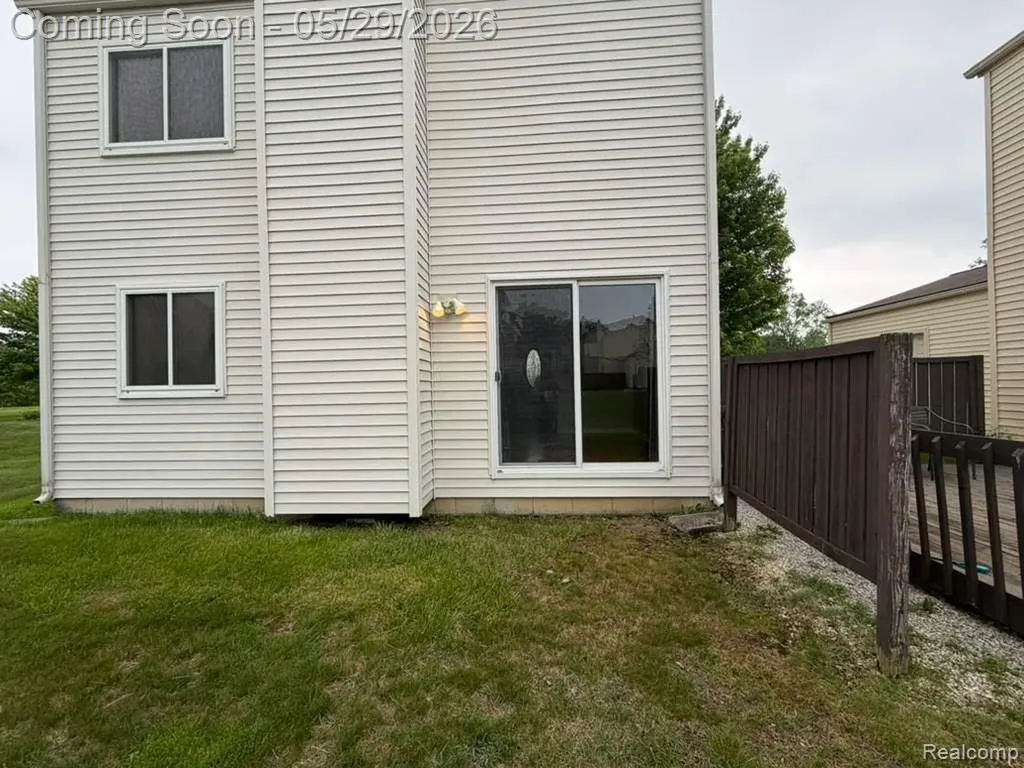 2824 S Roundtree Drive Troy City MI 48083