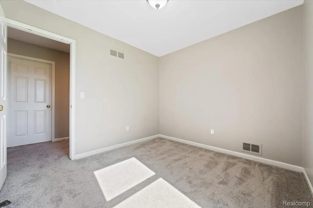 2824 Roundtree Drive Troy City MI 48083