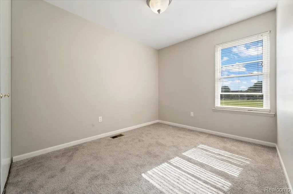 2824 Roundtree Drive Troy City MI 48083