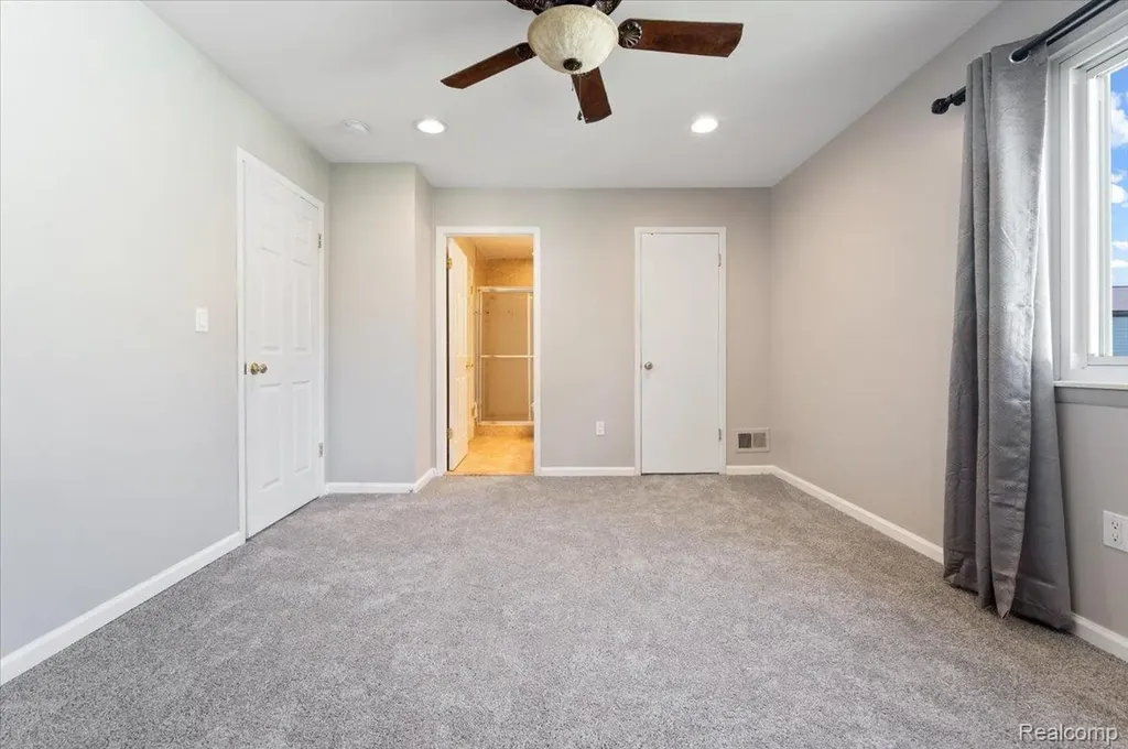 2824 Roundtree Drive Troy City MI 48083