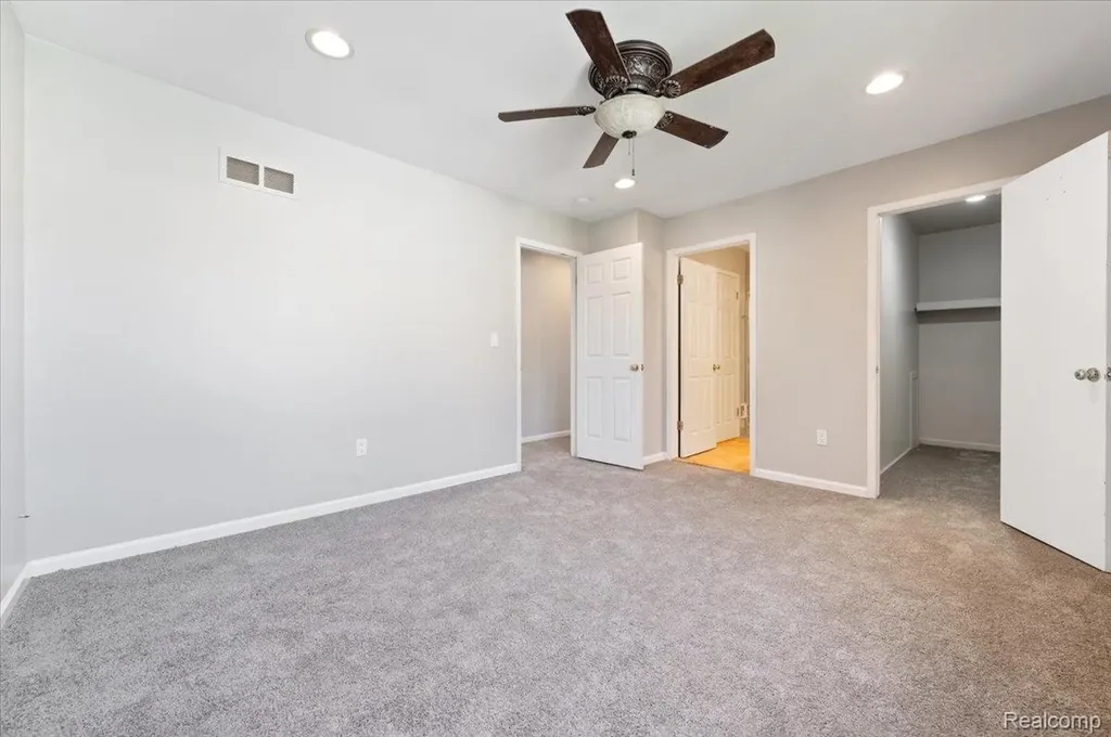 2824 Roundtree Drive Troy City MI 48083