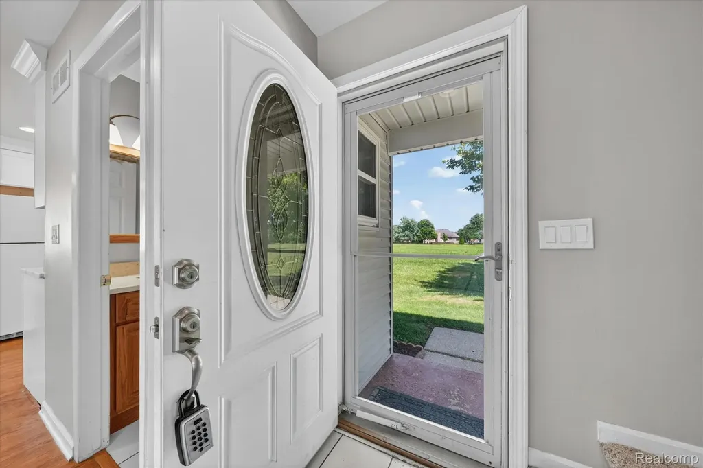 2824 Roundtree Drive Troy City MI 48083