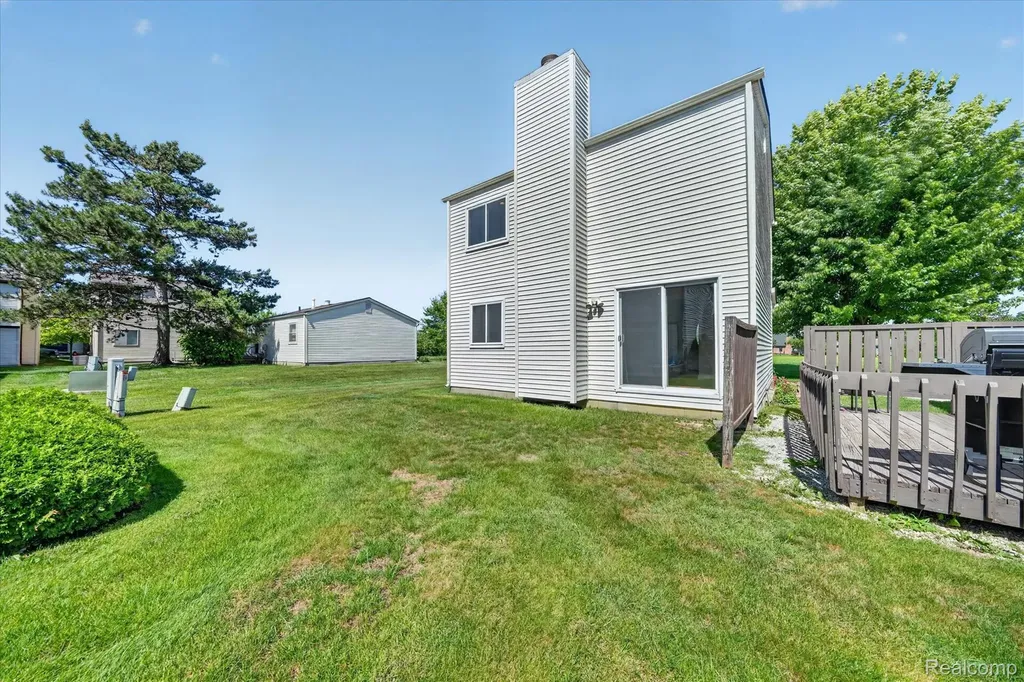 2824 Roundtree Drive Troy City MI 48083